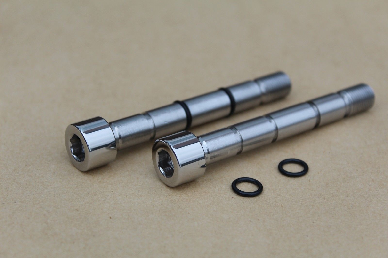 Suzuki 59105-18411 GT750 GT550 GT500 GT380 GT250 RE5 Brake Caliper Axle Bolt Set