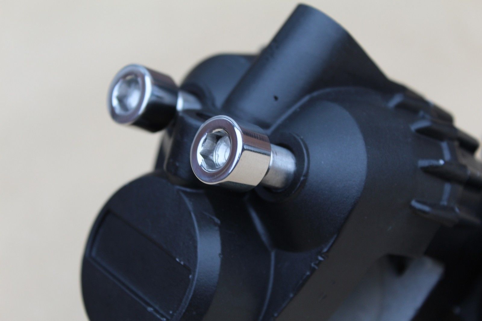 Suzuki 59105-18411 GT750 GT550 GT500 GT380 GT250 RE5 Brake Caliper Axle Bolt Set